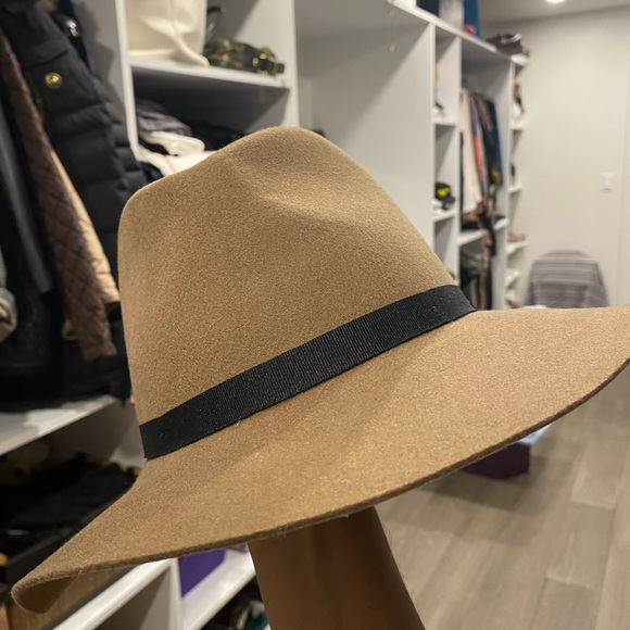 Beautiful hat bought from Aritzia - Picture 2 of 4